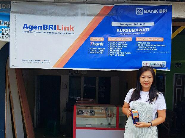 Kursumawati, di depan kios BRILink miliknya di Serbelawan, Kabupaten Simalungun, Medan, Sumatera Utara. (BRI/ist)