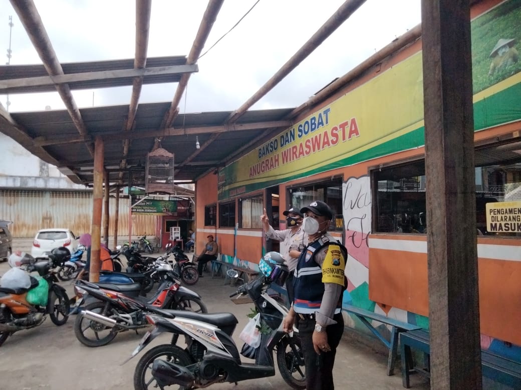 Kondisi atap warung di Dampit yang rusak akibat terkena angin puting beliung. (BPBD Kab. Malang/ist)