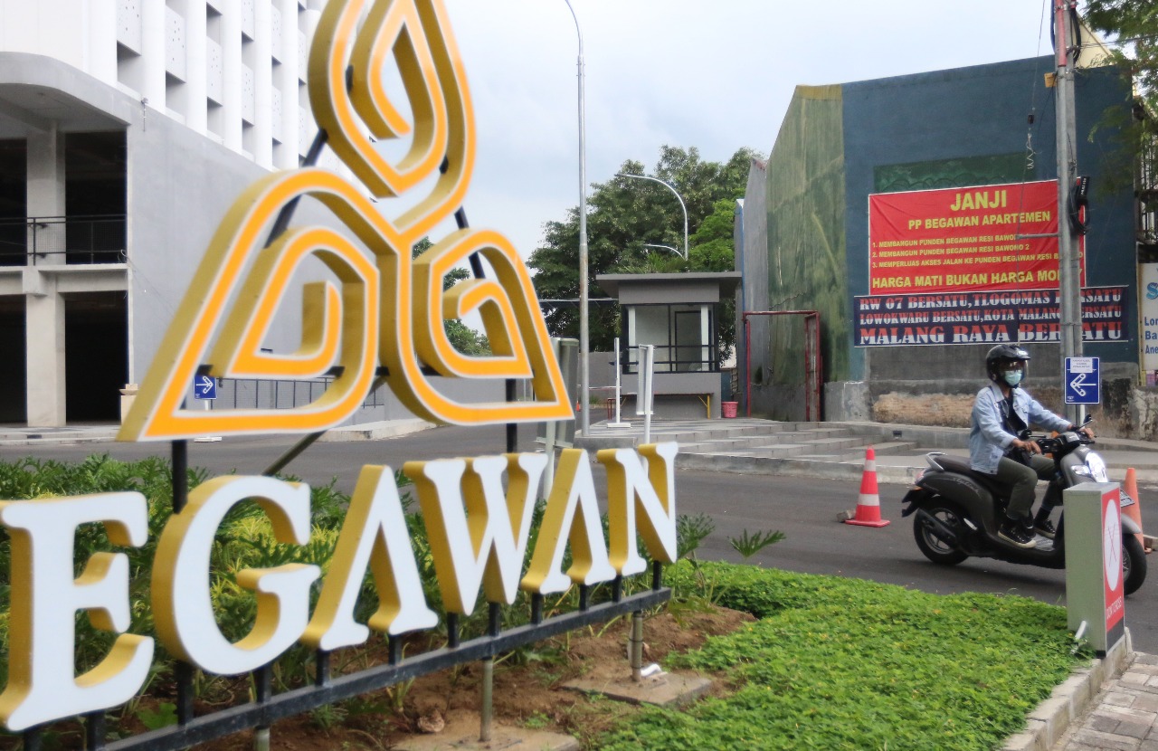 Banner berisi tuntutan warga terhadap Begawan Apartment masih terpasang di sisi selatan apartemen itu. (Darmono / Radar Malang)