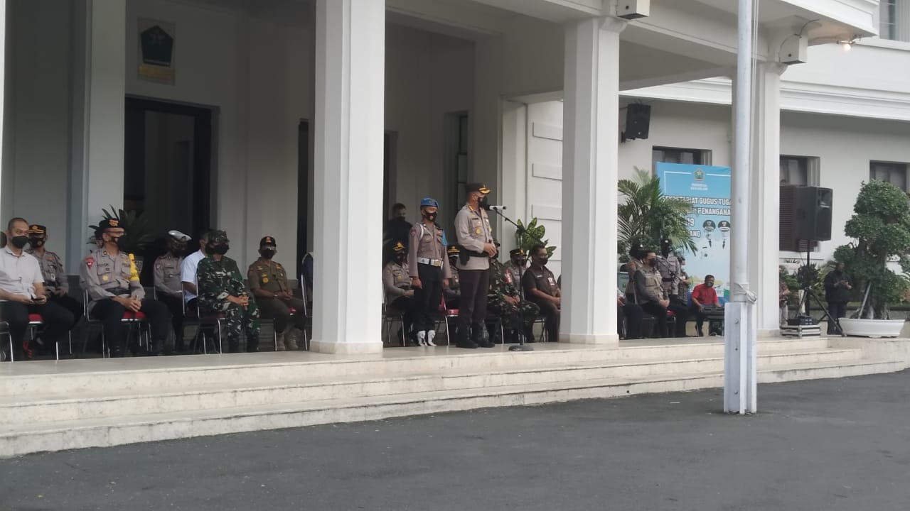 Kapolresta Malang Kombes Pol Leonardus Simarmata saat memimpin apel akbar di Bali Kota Malang (12/5). (Intan Refa/Radar Malang)