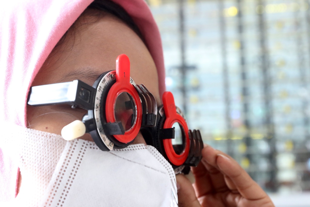 Pemeriksaan kondisi mata sebelum memilih kacamata yang cocok di optik. (Darmono/Radar Malang)