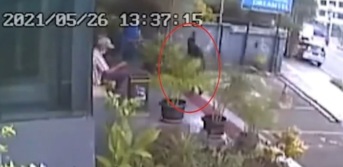 Rekaman CCTV pria yang diduga membunuh perempuan yang ditemukan bugil di hotel. (screeshot/ist)