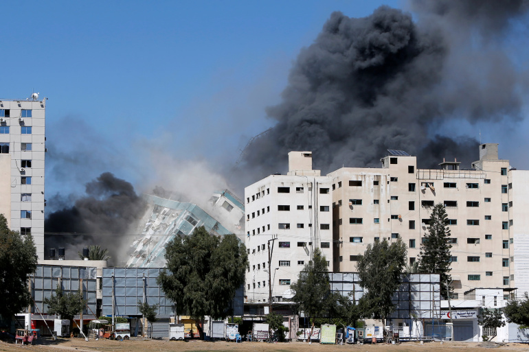 Gedung Al-Jalaa yang menampung kantor Media Al Jazeera dan The Associated Press runtuh setelah terkena rudal Israel di Kota Gaza (Reuters / Ist)