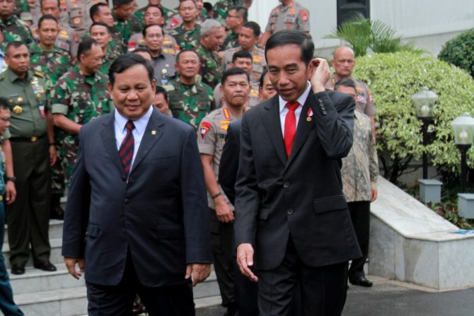 Presiden Joko Widodo bersama Menteri Pertahanan Prabowo Subianto saat menghadiri rapat pimpinan Kementerian Pertahanan 2020, Kamis (23/1). (Dery Ridwansah/Jawapos/ist)
