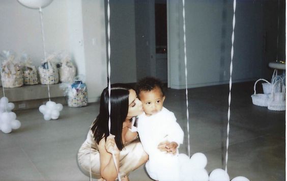 Kim Kardashian bersama dengan anaknya, Saint West (Instagram  @kimkardashian/ist)