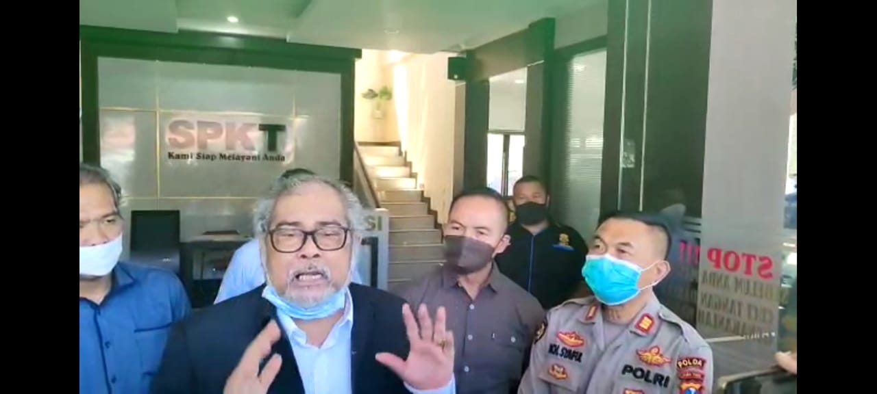 Ketua Komnas PA Arist Merdeka Sirait saat melaporkan Pemilik Sekolah SPI ke Polda Jatim beberapa waktu lalu. (ist)