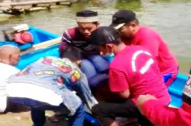 Tim relawan saat mengevakuasi korban perahu tenggelam di di Waduk Kedung Ombo, Boyolali, Jawa Tengah, Sabtu (15/5). (Humas Polres Boyolali/ist)