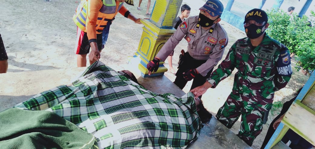 Kanit Gakkum Satpolair Polres Malang Iptu Yoni Pribadi dan Wasis anggota AL saat memeriksa korban meninggal setelah terseret ombak Pantai Batu Bengkung, Malang. (ist)
