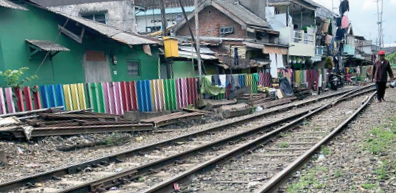 Suasana pemukiman warga di RW 03 Kelurahan Kotalama, Kecamatan Kedungkandang. Sebagian besar berada di lahan milik PT KAI.  (Ulfa Afrian / Radar Malang)