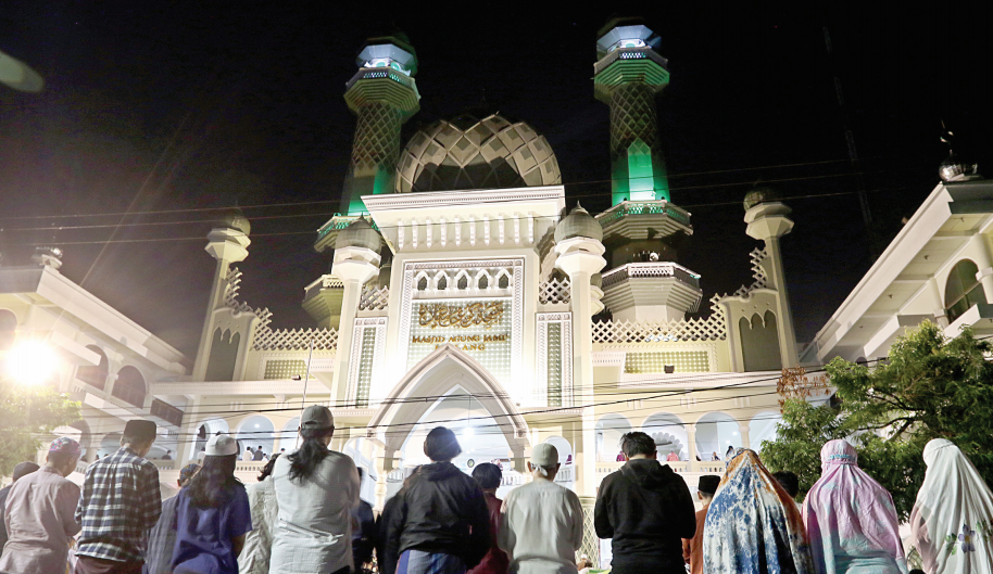 Ribuan jamaah Masjid Jamik Kota Malang melakukan ritual ibadah pada 10 hari terakhir di bulan Ramadan. Mereka berharap bisa bertemu dengan Lailatul Qadar. (Darmono / Radar Malang)