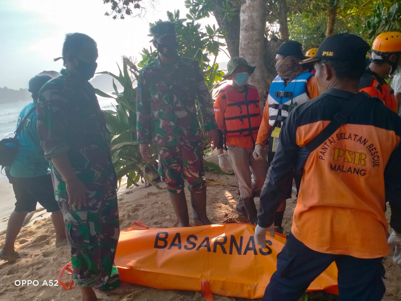 Korban kecelakaan air di Pantai Malang Selatan dibawa ke RSSA (ist)