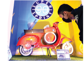 Salahs atu miniatur kendaraan yang dipamerkan di museum otomotif (Darmono / Radar Malang)