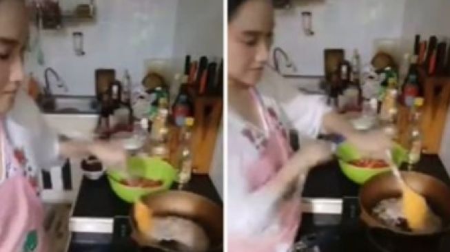 Screenshoot Ms Pimporn saat live streaming memasak (Newstalk/ist)