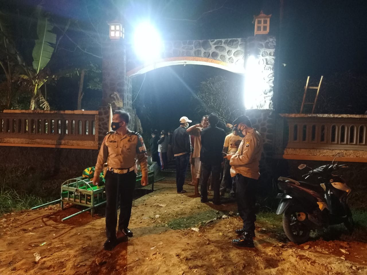 Suasana pemakaman korban kecelakaan maut Poncokusumo (Polsek Tumpang/ist)