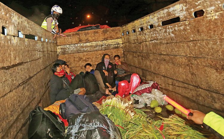 Para pemudik yang menumpang truk sayur dicegat polisi di checkpoint tol Cikarang Barat, Kabupaten Bekasi, Kamis (6/5) (Jawapos/ist)