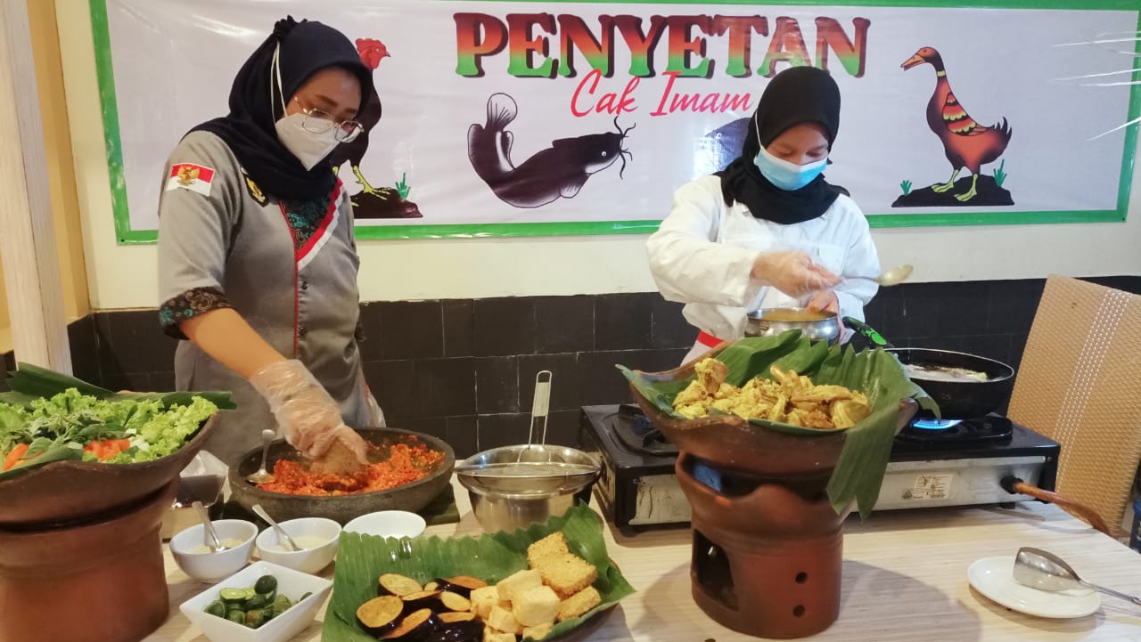 Aneka kuliner yang siap dinikmati pengunjung Zam Zam Hotel & Convention, Kota Batu. (Ubaidillah/Radar Malang)