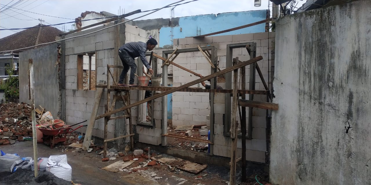 PERSIAPKAN PROGRAM: Badan Amil Zakat Nasional (Baznas) Kabupaten Malang kembali memasang target 500 rumah tak layak huni (RTLH) yang menjadi sasaran untuk dibedah. Ilustrasi Bedah Rumah By Radar Malang.