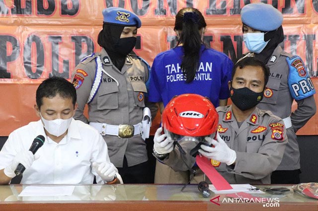 Dirreskrimum Polda DIY Kombes Pol Burkan Rudy Satria dan Kapolres Bantul AKBP Wachyu Tri Budi Sulistyono saat konferensi pers terkait satai beracun di Mapolres Bantul, DIY, Senin (3/5) (Jawapos/ist)