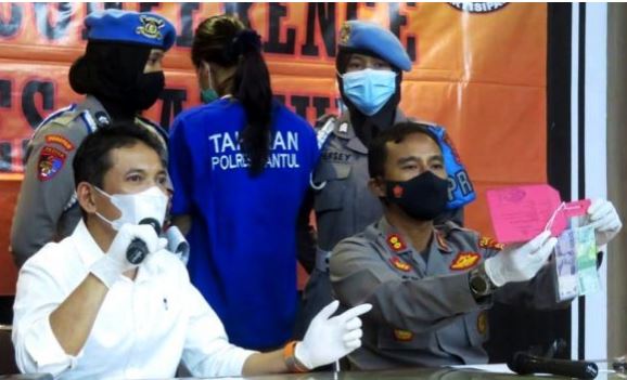 Nani Apriliani Nurjaman masih menjadi satu-satunya yang diperiksa polisi dalam kasus sate Sianida. Nani diketahui ternyata istri siri Aiptu Tomi.(ist)