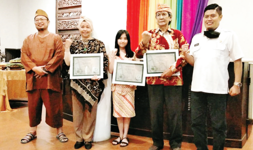 Tiga talenta terbaik yang mendapat penghargaan dari Sinema Nusantara di Taman Indie Araya Rabu lalu (28/4). (ist)