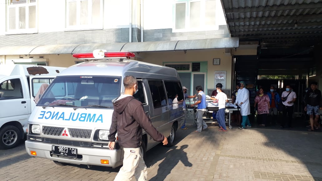 Petugas medis saat mengevakuasi korban rombongan ibu-ibu yang mengalami  kecelakaan di Poncokusumo. (Ubaidillah/Radar Malang)