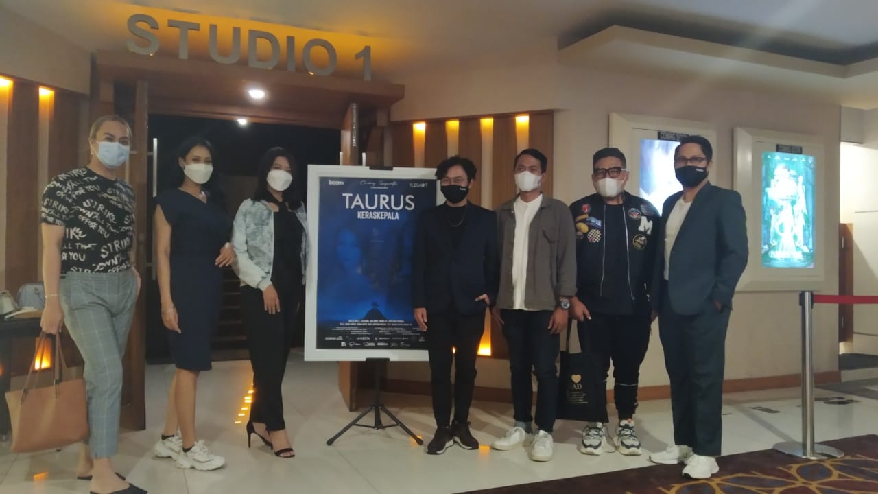 Launching Film Taurus produksi Oneng Sugiarta Entertainment tadi malam (15/5). (Intan Refa Septiana/Radar Malang)