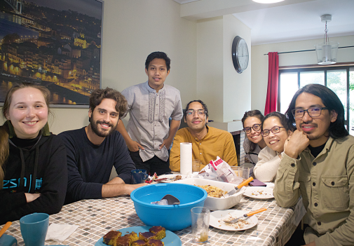 Muhammad Ilham (berdiri) saat menyantap makanan bersama teman-temannya usai melaksanakan Salat Id di Braga Portugal. (ist)