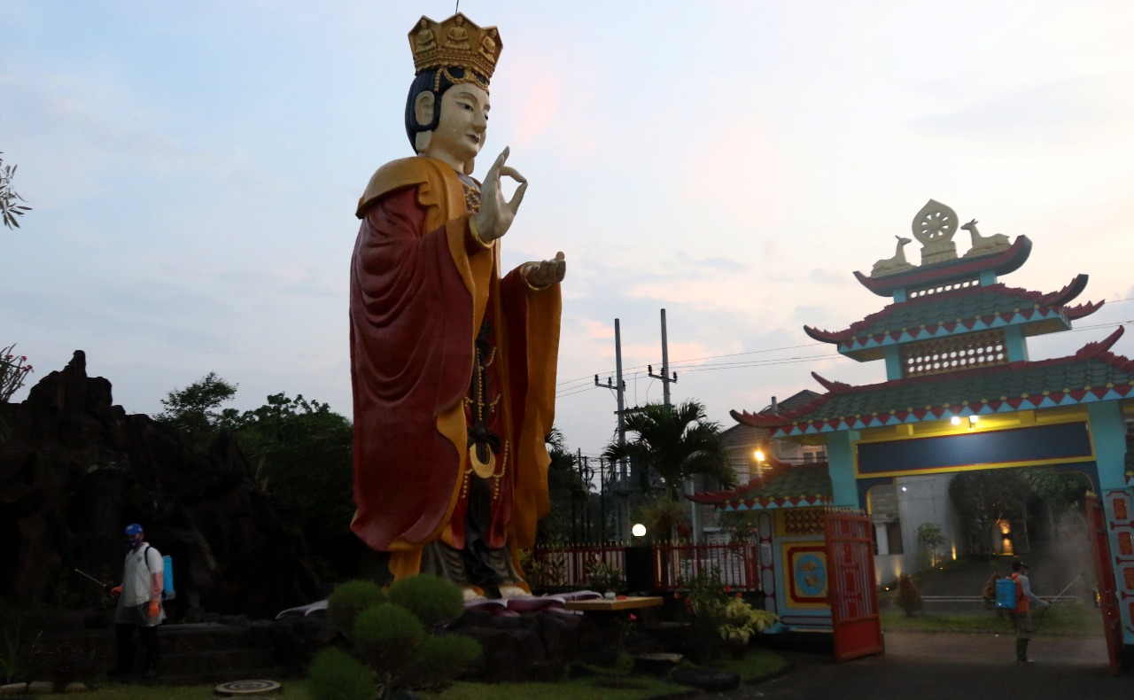 Penyemprotan disinfektan di Wihara Vajra Bumi Kertanegara jelang perayaan Waisak, kemarin (25/5). (Darmono/Radar Malang)