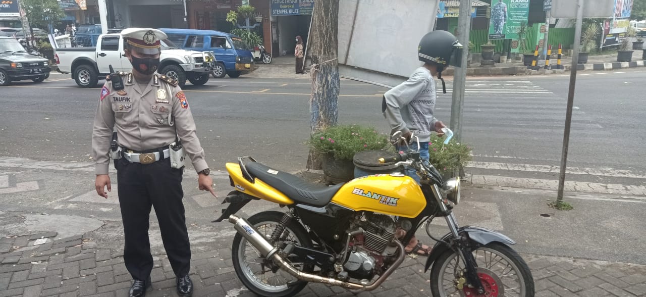 Kanit Turjawali Satlantas Polres Malang Iptu Ahmad Taufik S SH melakukan penindakan terhadap pengguna knalpot aftermarket, Jumat (4/6). (ist)