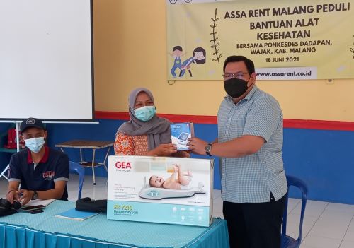 Kepala Cabang ASSA Rent Malang, Ricky Josua Alberto menyerahkan bantuan alat kesehatan untuk warga Desa Dadapan, Wajak. (Andika/Radar Malang)