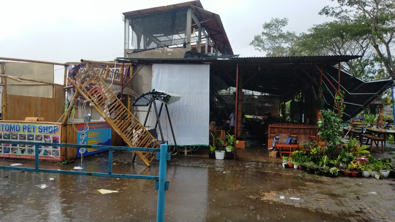 Kondisi cafe di Taman Curhat,, Desa Curungrejo, Kecamatan Kepanjen yang rusak setelah hujan disertai angin kencang. (ist)