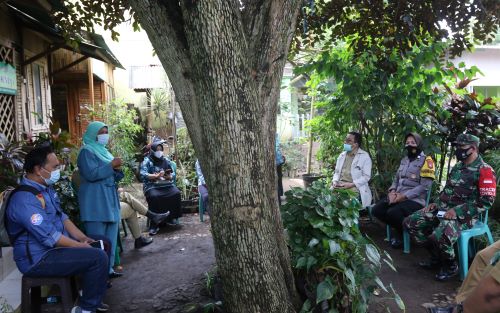 Tim juri Urban Farming Dispangtan Kota Malang saat melakukan penilaian lapangan. (Darmono/Radar Malang)
