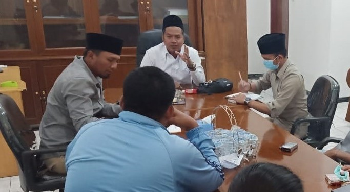 Anggota DPRD Kabupaten Malang Zia’ul Haq saat menerima perawakilan warga korban gempa Kecamatan Tirtoyudo. (DPRD for Radar Malang)