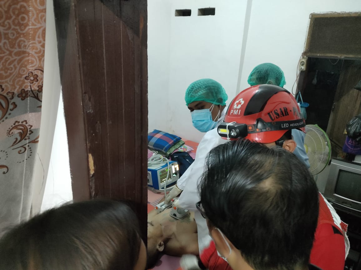 Petugas saat memeriksa kondisi korban yang sempat dibawa ke rumah warga di Mergosono. (PMI Kota Malang/ist)