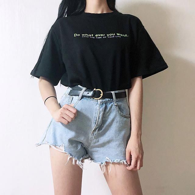 Perbaduan high-waist dengan memasukkan sebagian atasan menjadi salah satu cara untuk mendapatkan tampilan jenjang bagi pemilik tubuh petite. (ist)