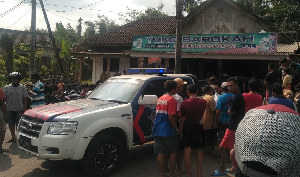 Warga berkerumun setelah kejadian kecelakaan tunggal menewaskan ibu dan anak di Kecamatan Gondanglegi, Kabupaten Malang Senin (14/6) (Polres Malang/ist).