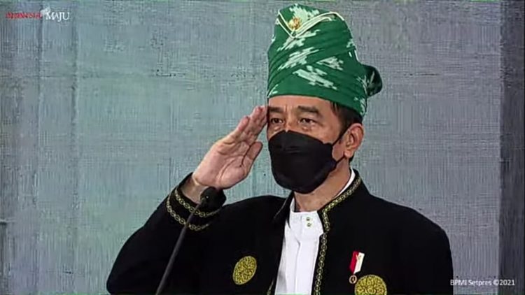 Presiden Jokowi berpakaian adat Tanah Bumbu, Kalsel saat mengikuti upacara peringatan Hari Lahir Pancasila (YouTube Sekretariat Presiden/ist)