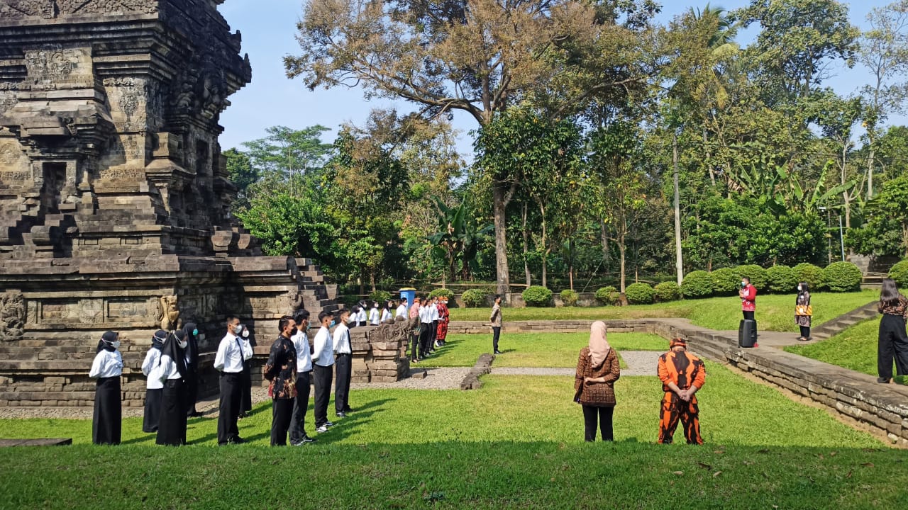 Upacara Duta Pancasila di Candi Kidal, Tumpang Malang ( Reni/Radar Malang)
