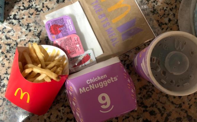 Ilustrasi isi menu BTS Meal di McDonald