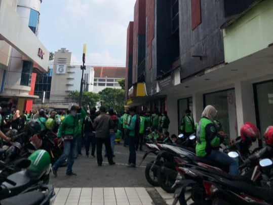 Antrean ojek online memadati area McD Sarinah, Rabu (9/6). (Ist)