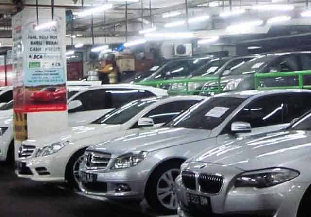 Ilustrasi deretan mobil manual yang sekarang sudah jarang diminati