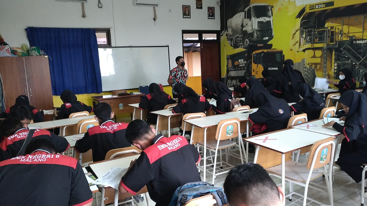 ILUSTRASI: kegiatan brifing pra PKL siswa kelas XI SMKN 6 Malang beberapa waktu lalu. Kini minat para lulusan SMK untuk bekerja semakin tinggi ketimbang meneruskan ke bangku kuliah. (ist)