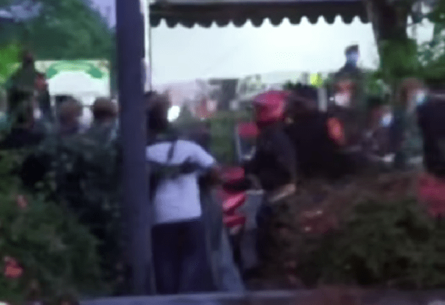 Potongan video kerumunan warga yang menyerang p[os penyekatan Jembatan Suramdu yang diunggah Instagram linmas @call112surabaya. (JawaPos.com/ist)