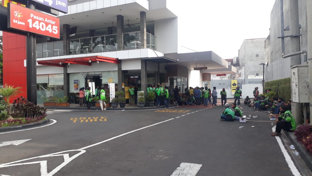 Puluhan sopir ojek online masih memadati gerai McD MT Haryono meski pihak manajemen telah menutup sementara layanan gerai, Rabu (9/6). (ist)