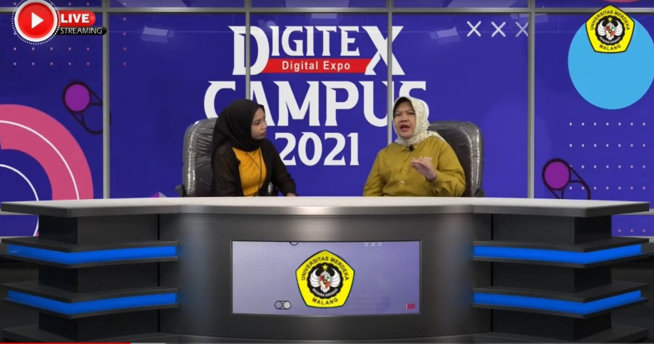 Kepala Humas Unmer Malang Dr Ana Mariani MSi SSos (kanan) saat mengadiri podcast Digitex Campus, Rabu (9/6). (Darmono/ Radar Malang)