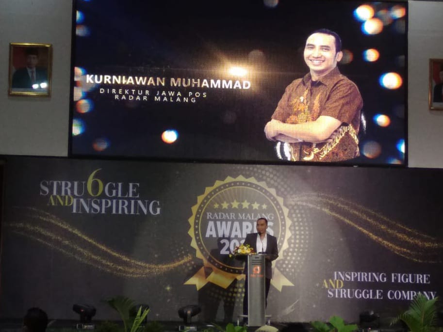 Direktur Jawa Pos radar Malang, Kurniawan Muhammad saat memberikan sambutan di malam penghargaan Radar Malang Award (Andika Satria Perdana / Radar Malang)