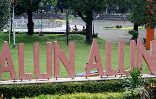 Meski ada larangan, sejumlah warga tetap ada yang mengunjungi Alun-Alun Kota Malang. Pemkot masih mengkaji kesiapan pembukaan taman di sana. (Darmono/Radar Malang)