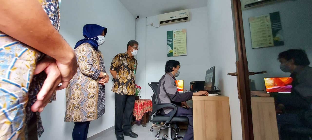 petugas di Anjungan Pelayanan Mandiri PN Malang (Biyan M / Radar Malang)
