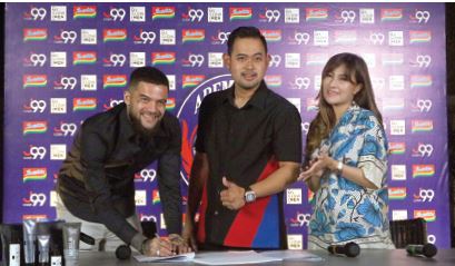 Diego Michiels saat diperkenalkan sebagai pemain baru Arema FC oleh Presiden Arema FC Gilang Widya Pratama (tengah). (Media Officer Arema /ist)