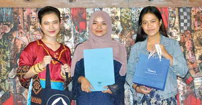 Ana Fauzia (tengah) saat berada di ajang Bali International Model United State pada pada 2020 lalu. Dia mengaku sangat bangga karena ide dan gagasannya di ajang ini diperhatikan oleh penyelenggara.(dok pribadi/ist)